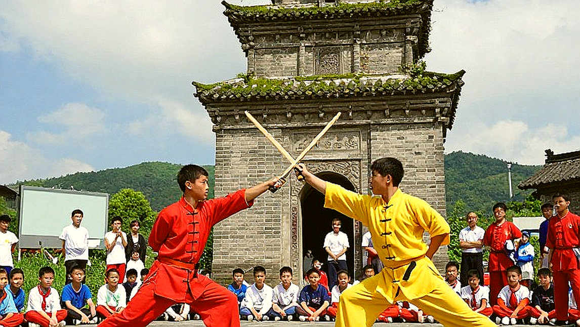 Trận đấu của những cú vấp: Tsarukyan và bài toán lưng trước cơn lốc knockout Ruffy tại UFC 331